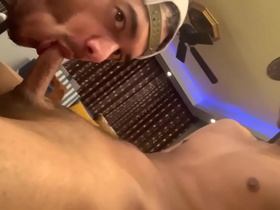 guys gets a bit of head &acute;tease video