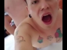 Cogiendo con un gringo mientras su  novio se ba&ntilde;a